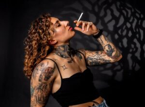 muslo tatuajes de frases en la pierna